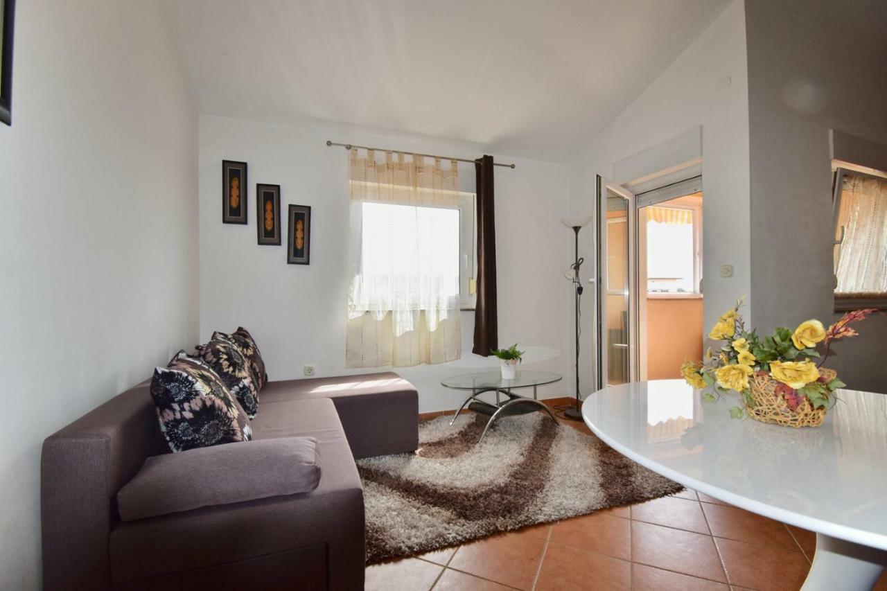 Comfortable Apartment Near The Hidrobaza Beach Štinjan Exterior foto