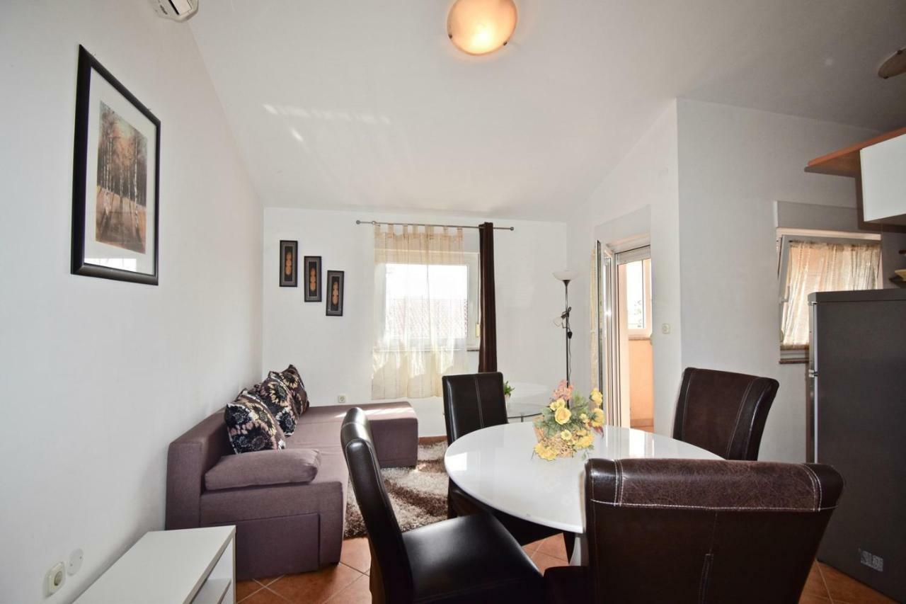 Comfortable Apartment Near The Hidrobaza Beach Štinjan Exterior foto