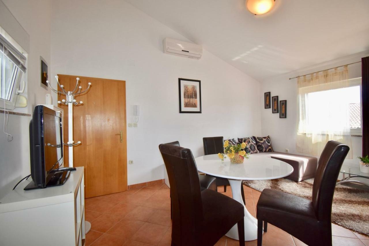 Comfortable Apartment Near The Hidrobaza Beach Štinjan Exterior foto